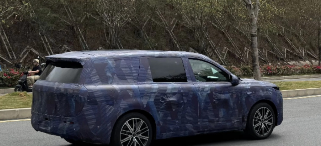 海狮08可以理解成腾势N8L的双电机和单电机版本。当然内饰用料不能和腾势比了。