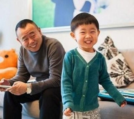 2013年，30岁的潘阳生下一个男孩，她的老爸潘长江高兴得眼泪都出来了，直说：“
