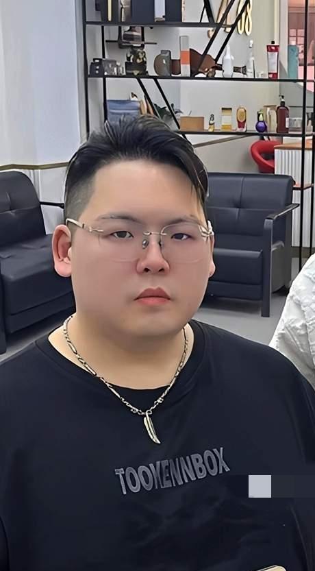 大家都说向佑像妈妈，向太竟不认同。相对来说，父母喜欢的孩子和不喜欢的孩子，很难