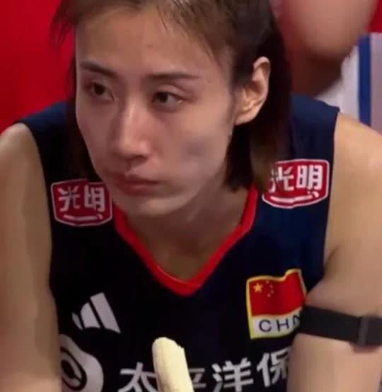 中波之战，王媛媛中途被换下场，默默地坐在那里，吃起了香蕉。补充能量。