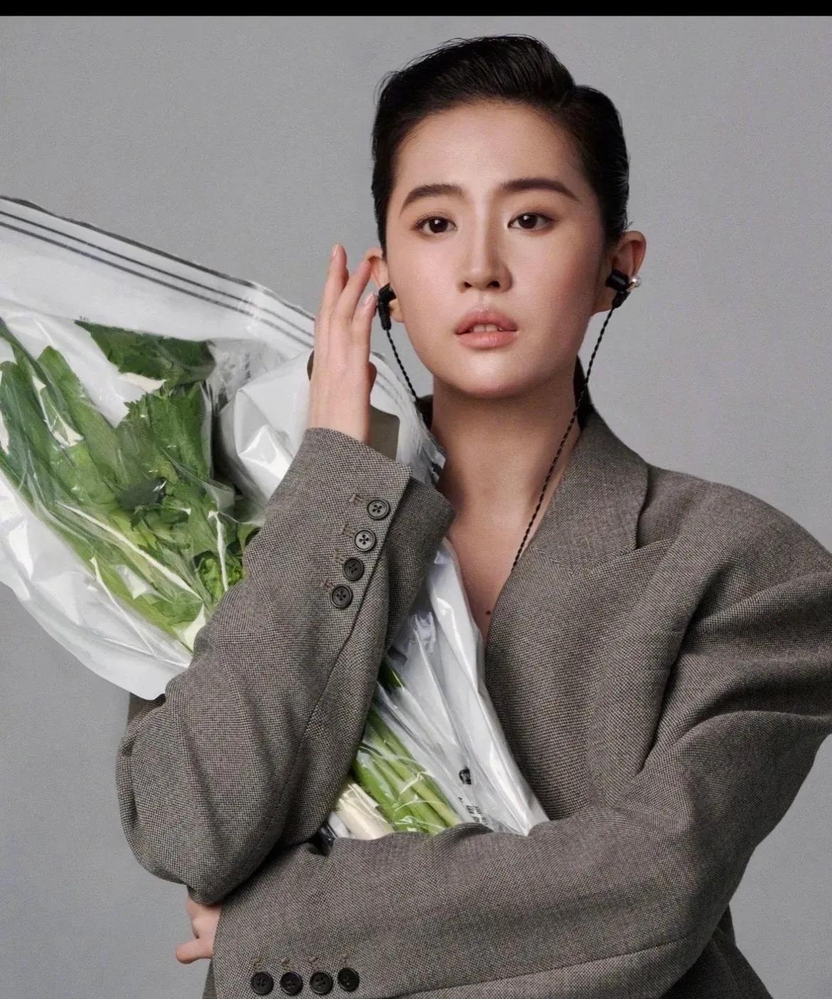这是刘亦菲？差点认不出来，妆容和发型太中性了。#刘亦菲#