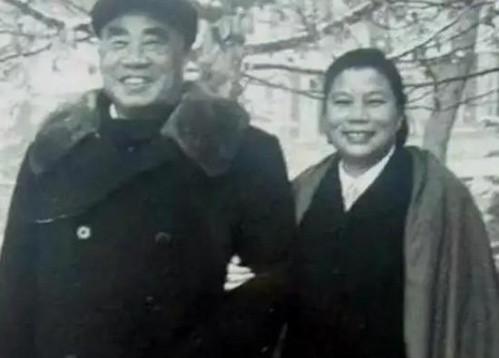 1934年，红军即将开始长征时，朱德夫人康克清突然发现，朱德的贴身警卫杨世坤竟“