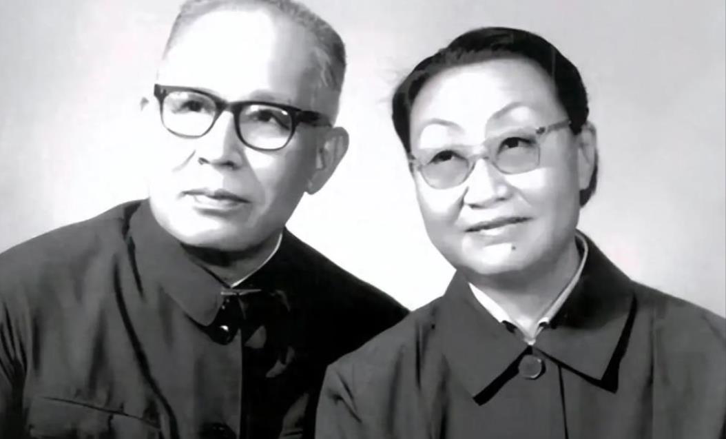 1938年，两名卧底夫妻假戏真做结为真夫妻，妻子牺牲后丈夫一生未娶，7年后原本牺