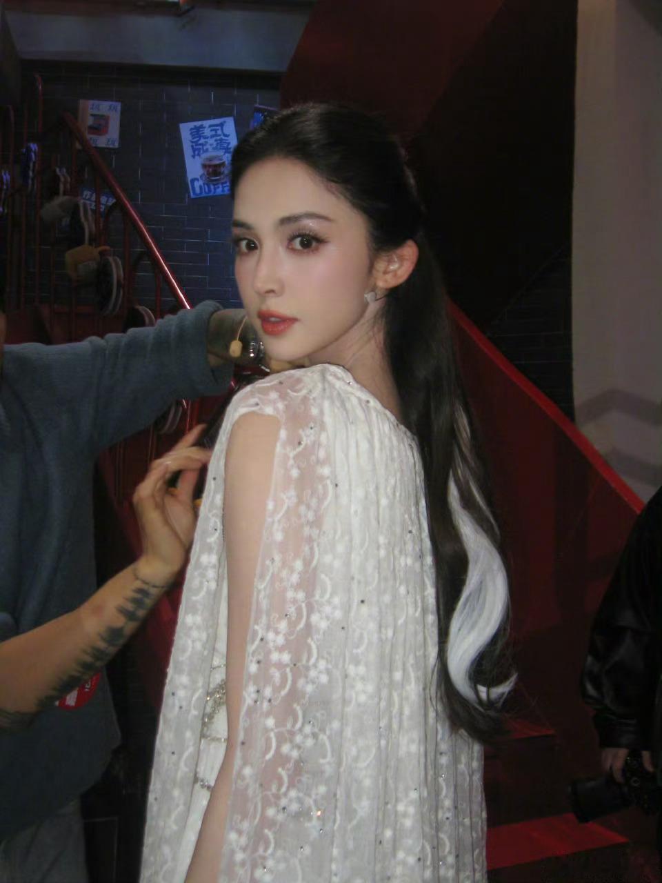 你好星期六初雪搭子大乱斗，娜扎化身小雪13年后限时返场，这么多年了真的一点没变啊