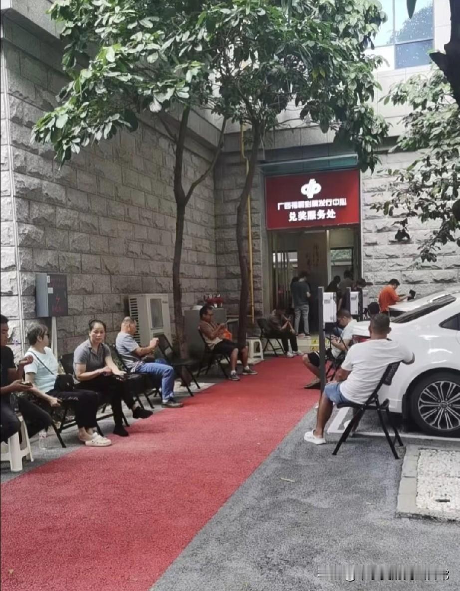 一等奖兑奖！排队到大门外！快看广西彩票兑奖现场！那队伍排得，从兑奖处一直延