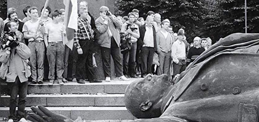 这三十年，美国其实一直在动，但手总伸不到地方。1991年苏联倒了，美国觉得天下稳