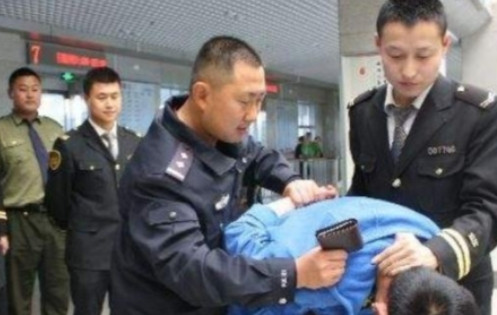 “太恶毒！”内蒙古赤峰市，一名放射科医生竟对女主任怀恨在心，竟然在她的水杯里偷偷