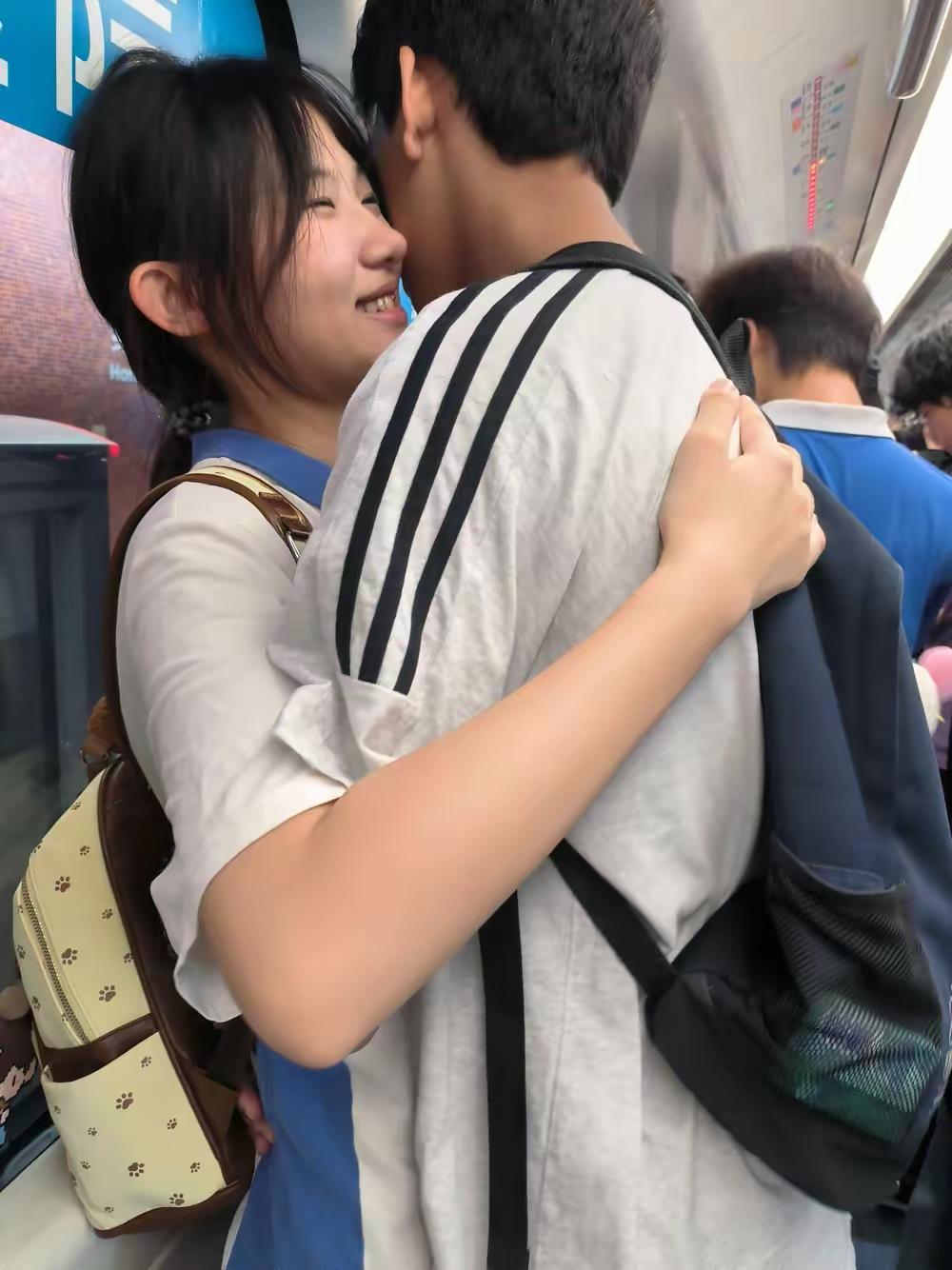 昨天坐4号线地铁，碰到俩中学生，一路上那亲昵劲儿，完全不管周围人的感受。俩人
