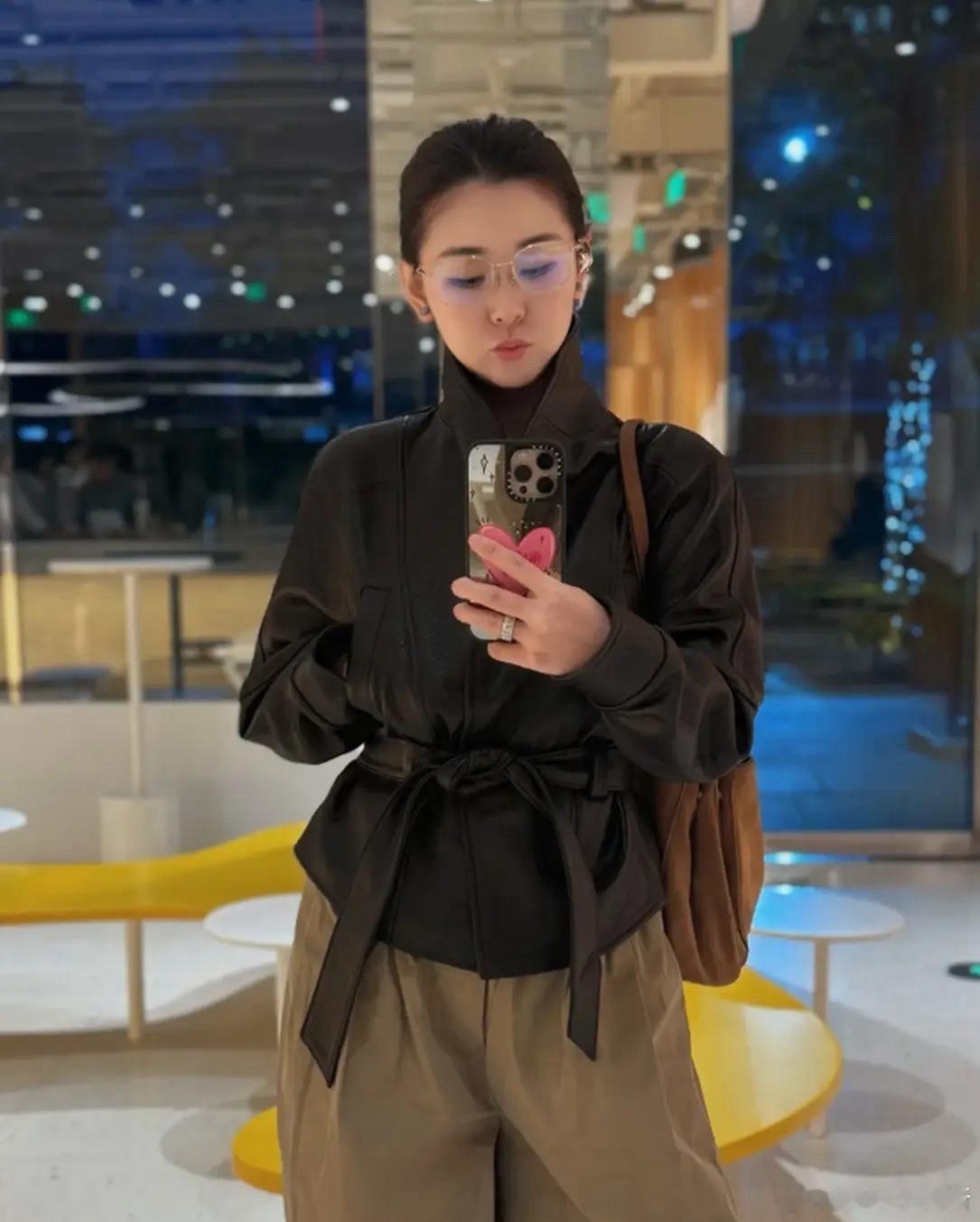 有钱真好！嫁给大连富二代的李小萌，逛街喝咖啡，开的是600万的劳斯莱斯……都是四