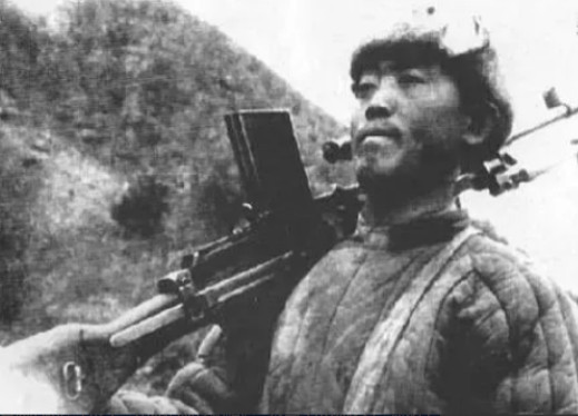 1951年，美军飞机低空扫射我军阵地，一个急红眼的战士端起机枪往天上射了14枪，