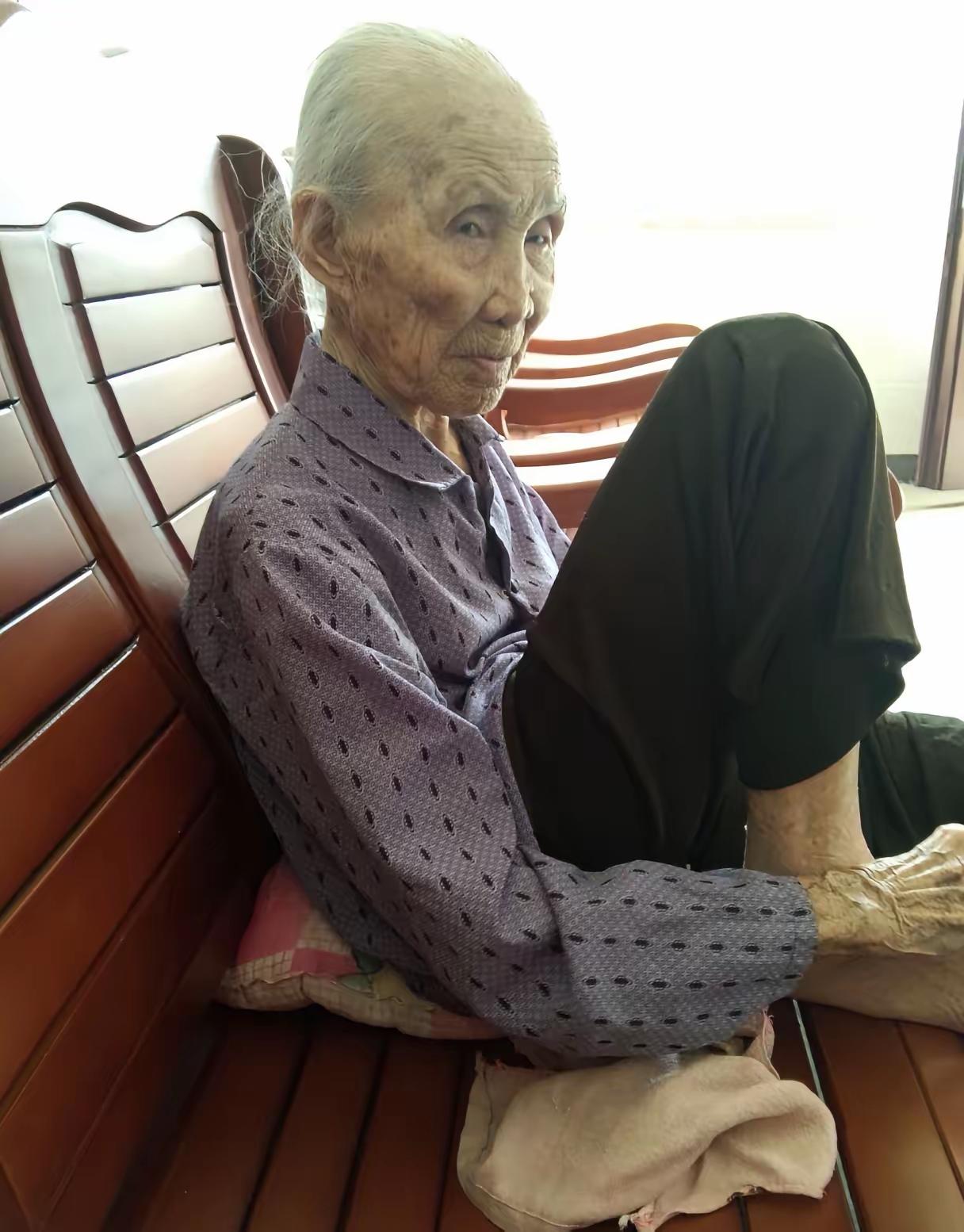 村里有一对恩爱夫妻，60多年来一直相守着。昨天上午89岁的老头在外面乘凉时，无疾