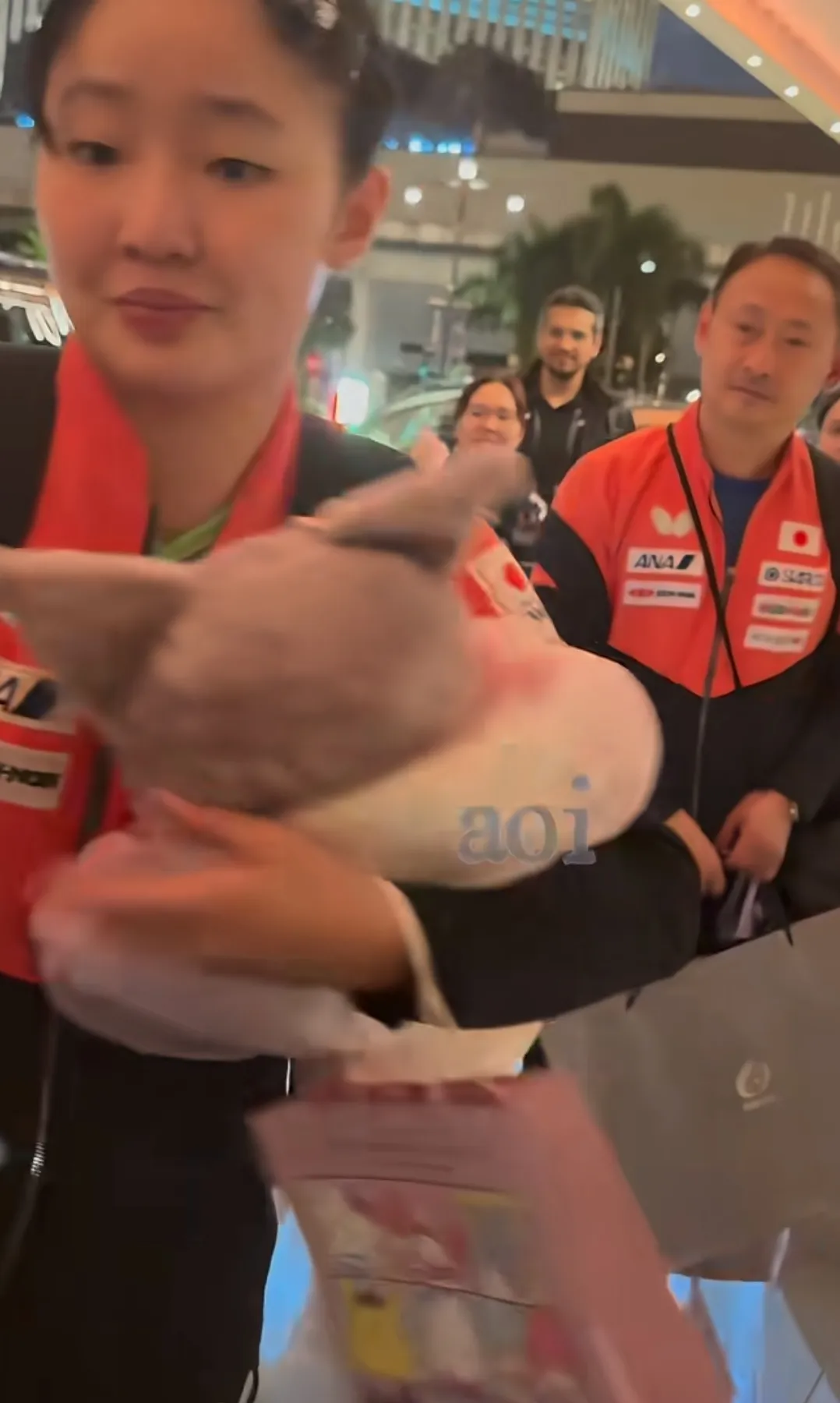 张本美和的中国粉丝是越来越多了！澳门的比赛结束，她刚走出赛场，立刻就有不少中国粉丝围了上来，排着队送