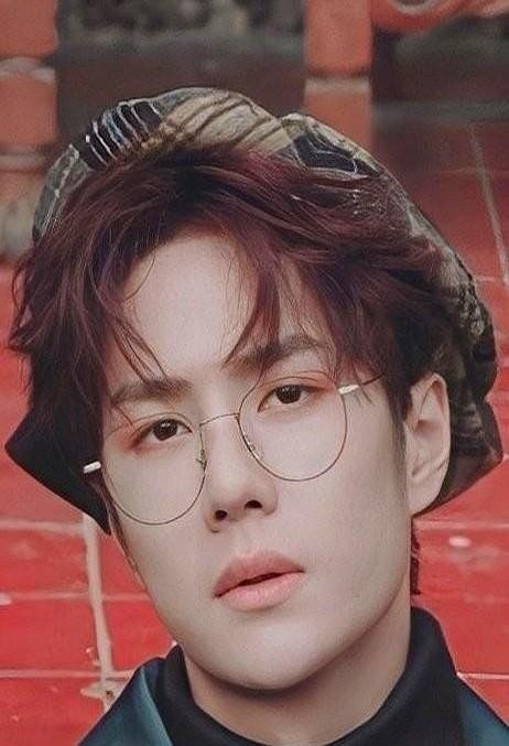 有人会为电影票房“炸裂”而兴奋，也有人在背后怀疑：这真是实力的证明吗？王一博