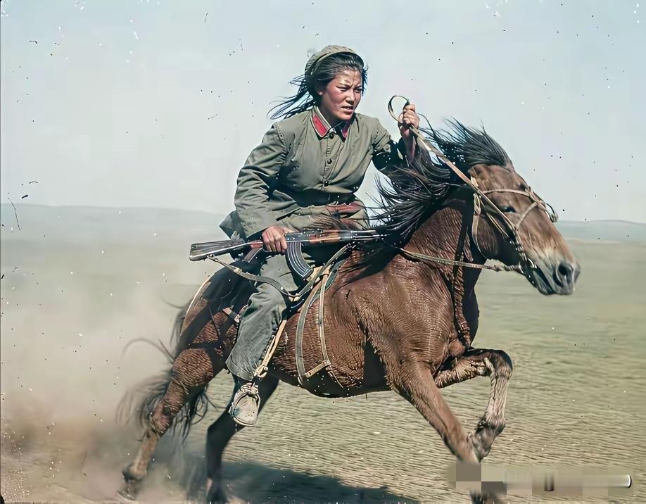 1979年，美国摄影师伊芙·阿诺德首次获准踏入中国。在锡林郭勒大草原上，她按下