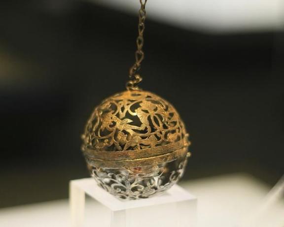 公元757年，唐玄宗喝的酩酊大醉，忽然扯住身边侍女，念叨：贵妃，我好想你啊！把侍