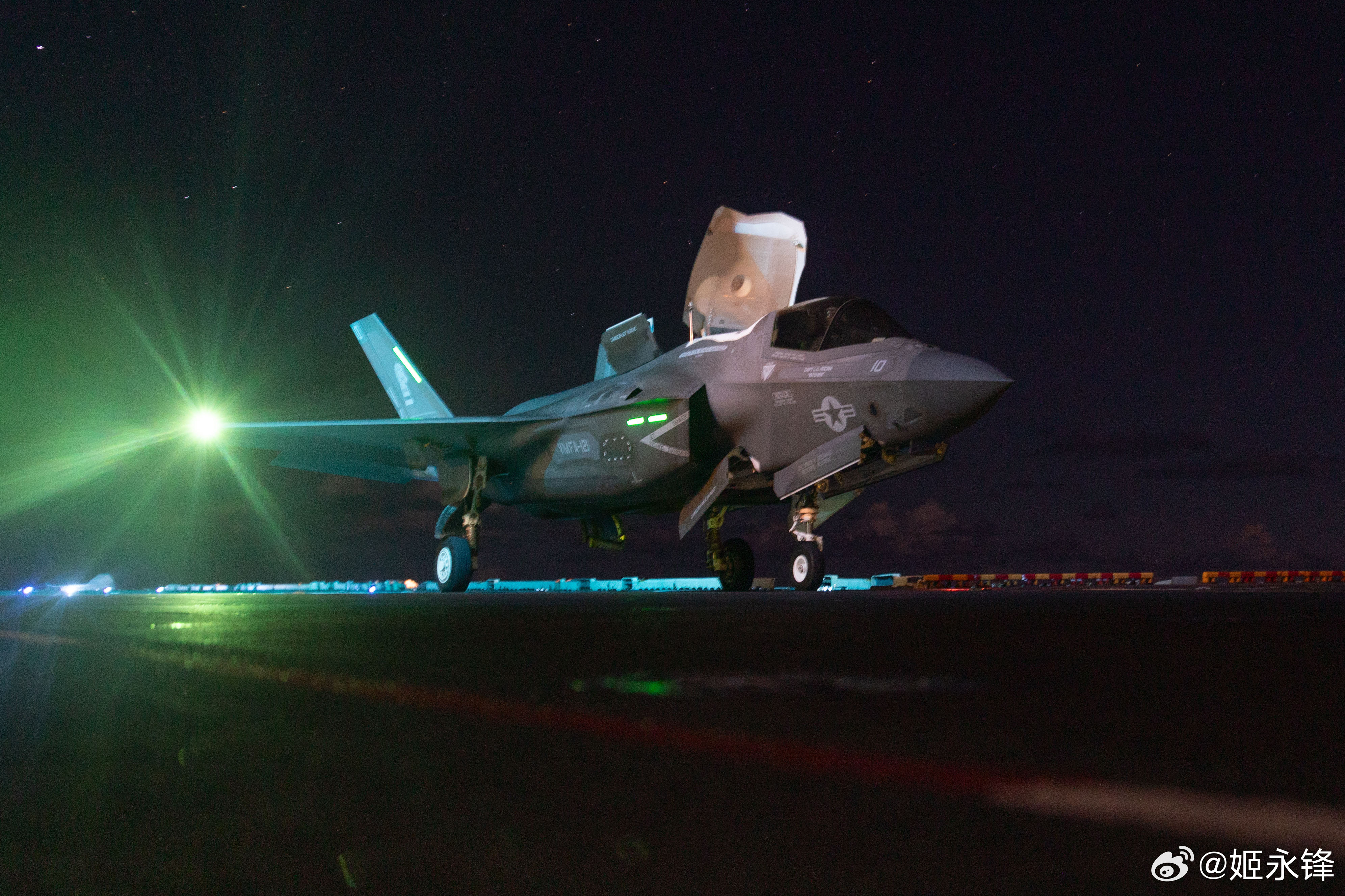 美国海军陆战队和水兵乘坐