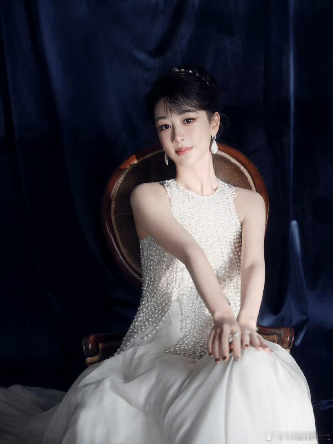 杨紫白色珍珠裙杨紫珍珠白纱高定啊啊啊！杨紫这个珍珠裙也太美了吧！！！治墨的李祯