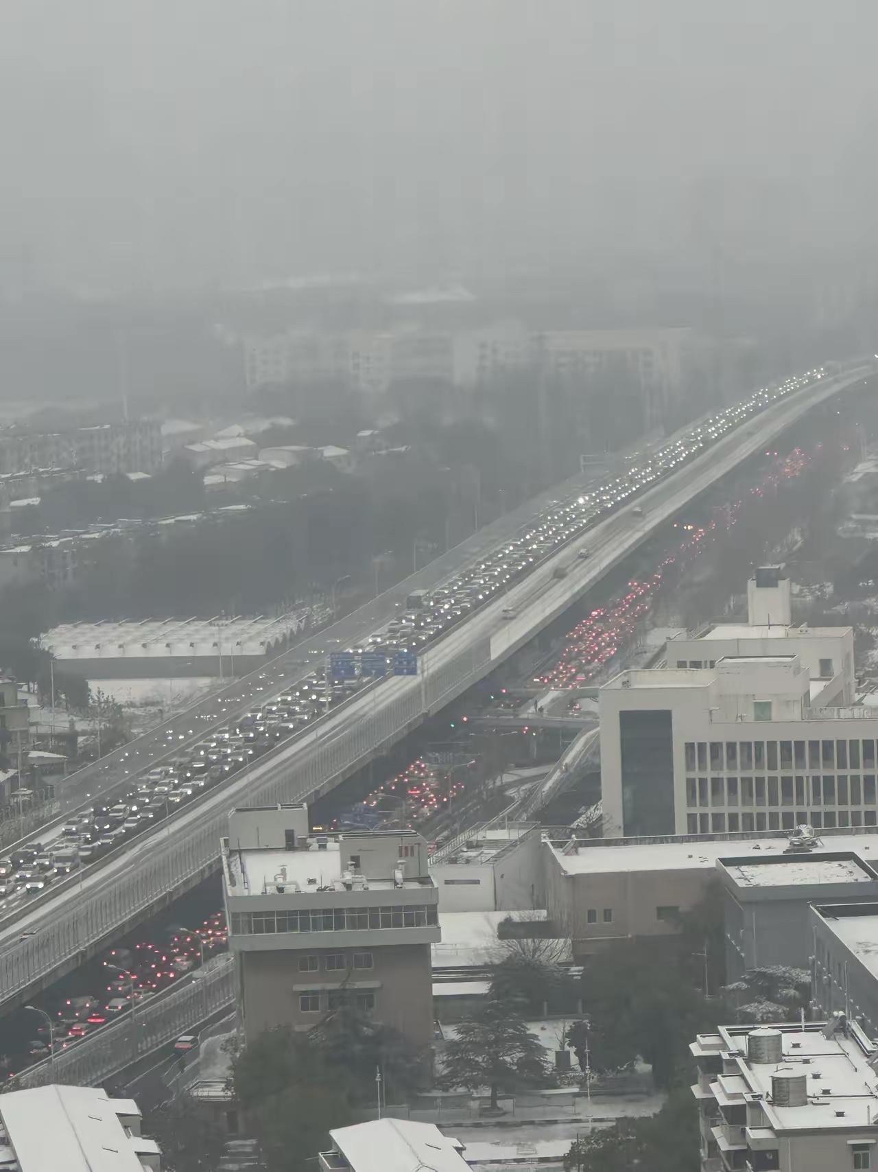 这武大教授提的问题真是让人摸不着头脑啊。高架桥上白灯、桥下红灯这事儿，其实本质就