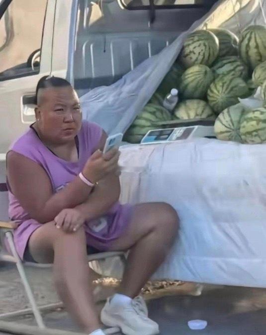 大姐坐了一天始终想不明白为什么没有人买她的瓜