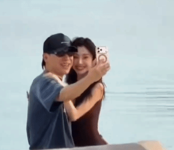 易梦玲对胡彦斌还是很主动的，从曝光的视频来看，易梦玲确实更投入，胡彦斌还在专注自