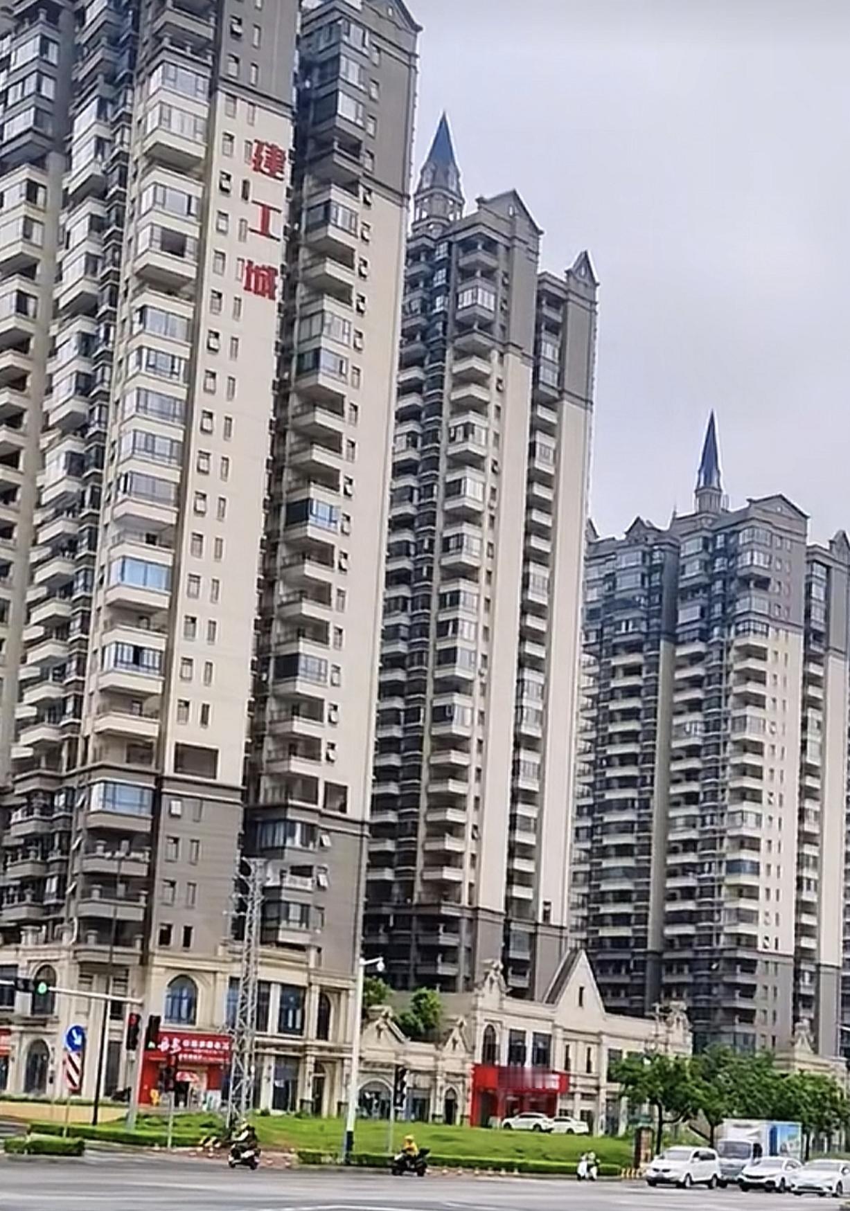 南宁的房子才卖三千多一平，比广西很多小县城还便宜，这就是南宁五象的建工城。这是一