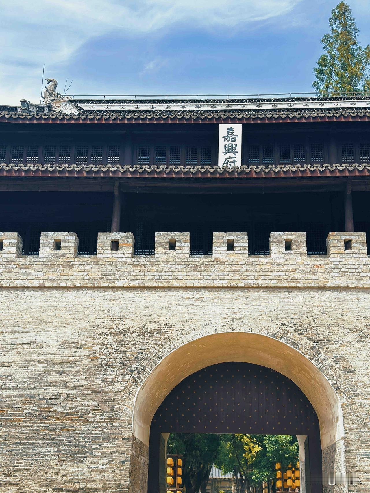嘉兴·子城遗址公园❷谯楼‌：浙江省现存城墙上唯一的古城楼，现存的谯楼及东西两