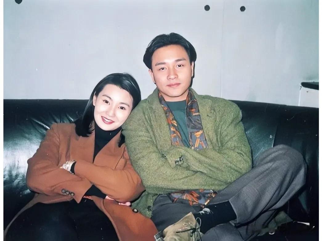 这张照片展现出了张曼玉和张国荣上世纪九十年代坐在沙发上的情景，张曼玉倚在哥哥张国