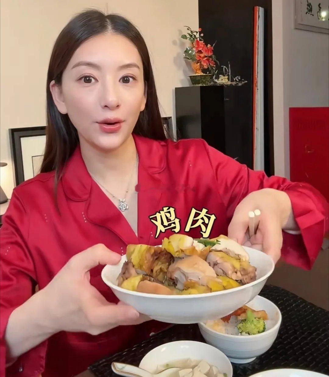 郭富城老丈人厨艺真好，方媛晒娘家爸做的6菜一汤，一顿饭有牛肉鸡肉和鱼肉，还有三个