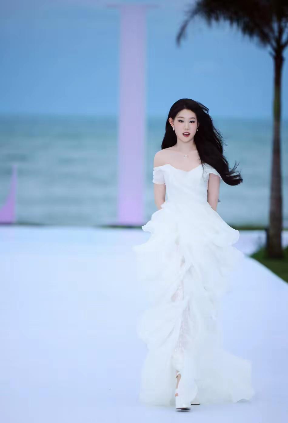 小沈阳彻底坐不住了，他怎么也想不到，没有自己庇护的沈佳润，居然连走个红毯，主持人