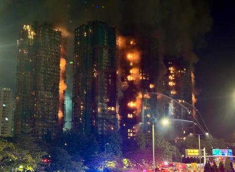 别骂消防了！香港大火扑不灭，是因为楼太密集了！香港这场火，暴露了城市