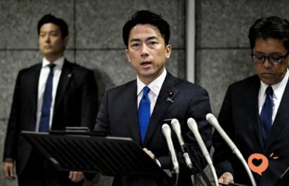 这下好了，高市早苗还没有下台呢，小泉进次郎就要先一步下台了，他是真的一点不冤。