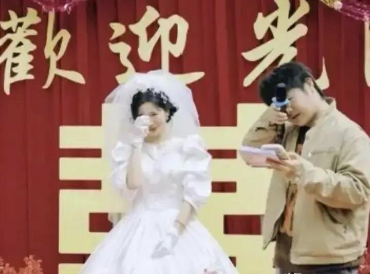 山东青岛，女子刘某某拼车时结识男子姜某。她主动添加姜某微信，二人很快确定恋爱关系