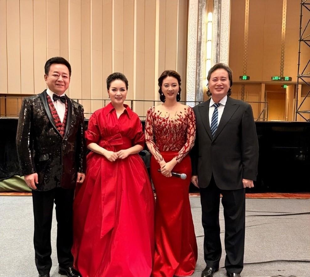 镜头中的刘芳菲肌肤胜雪，玉貌珠辉，流光溢彩；其左侧西装革履的戴玉强这发型与刘芳菲