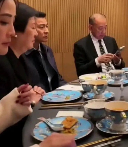 刘德华和阿娇吃饭，为什么要金银两双筷子？这应该是他们那边的讲究吧？​​​