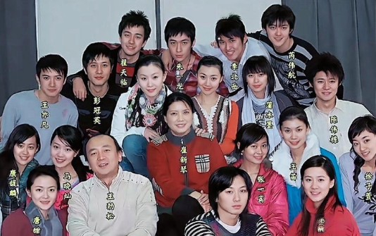 学生时代的朱一龙青涩的不敢认，彭冠英和现在差不多，一眼就认出来了。​​​