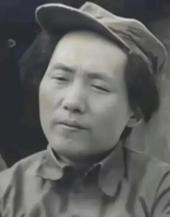 这张延安老照片，看一次破防一次！毛主席头发乱糟糟、脸色憔悴不堪，摄影师劝他笑一笑