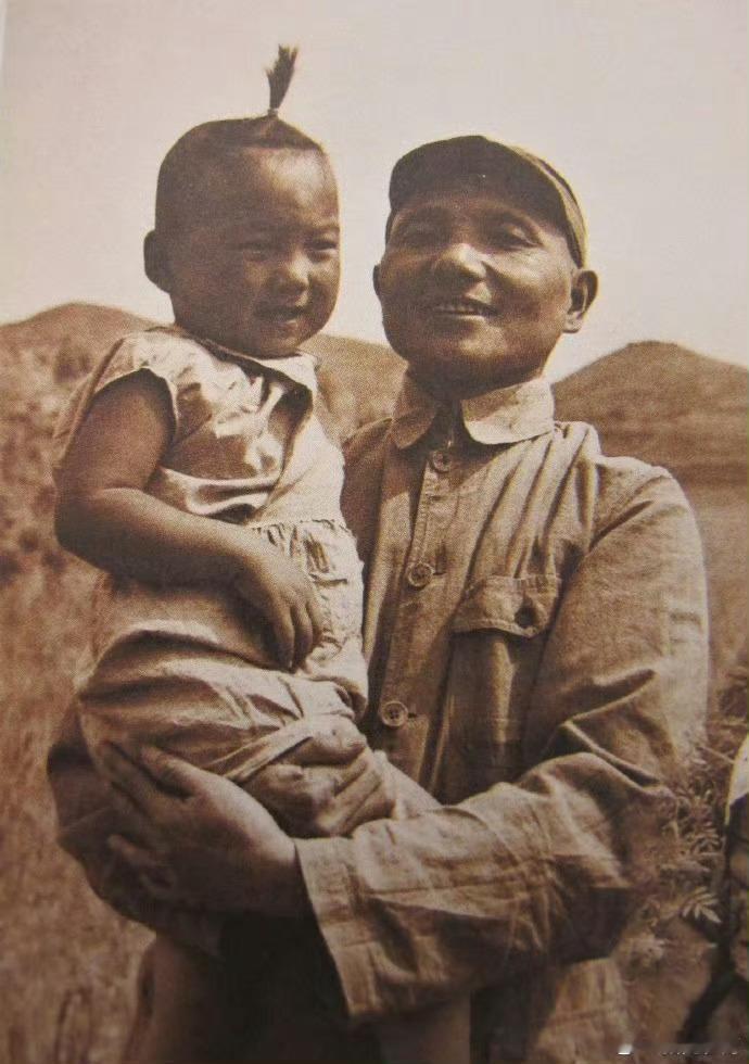 1945年，小平同志和两岁的儿子邓朴方。​​​
