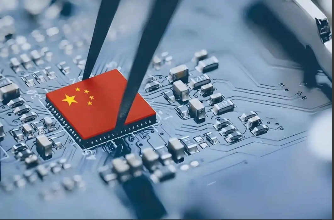 中美芯片之争，美国浪费了四年才发现自己上当了，在这四年中，中国采用你打你的，我打