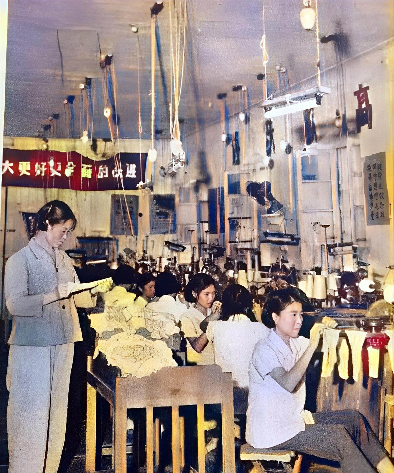 这是五十年代监狱中女犯人在进行劳动。她们留着统一的发型，穿着统一的衣服，看起来利