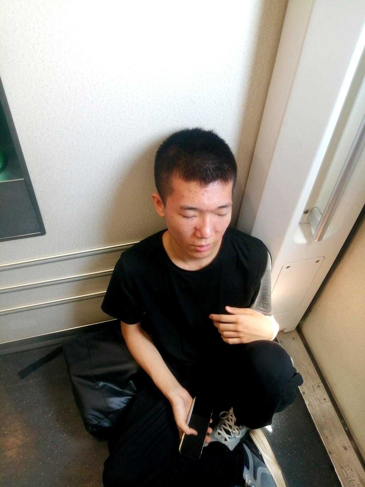 火箭班的孩子，高一高二班里前十，老师口中的“脑子好、懂事”，父母也不怎么管。到