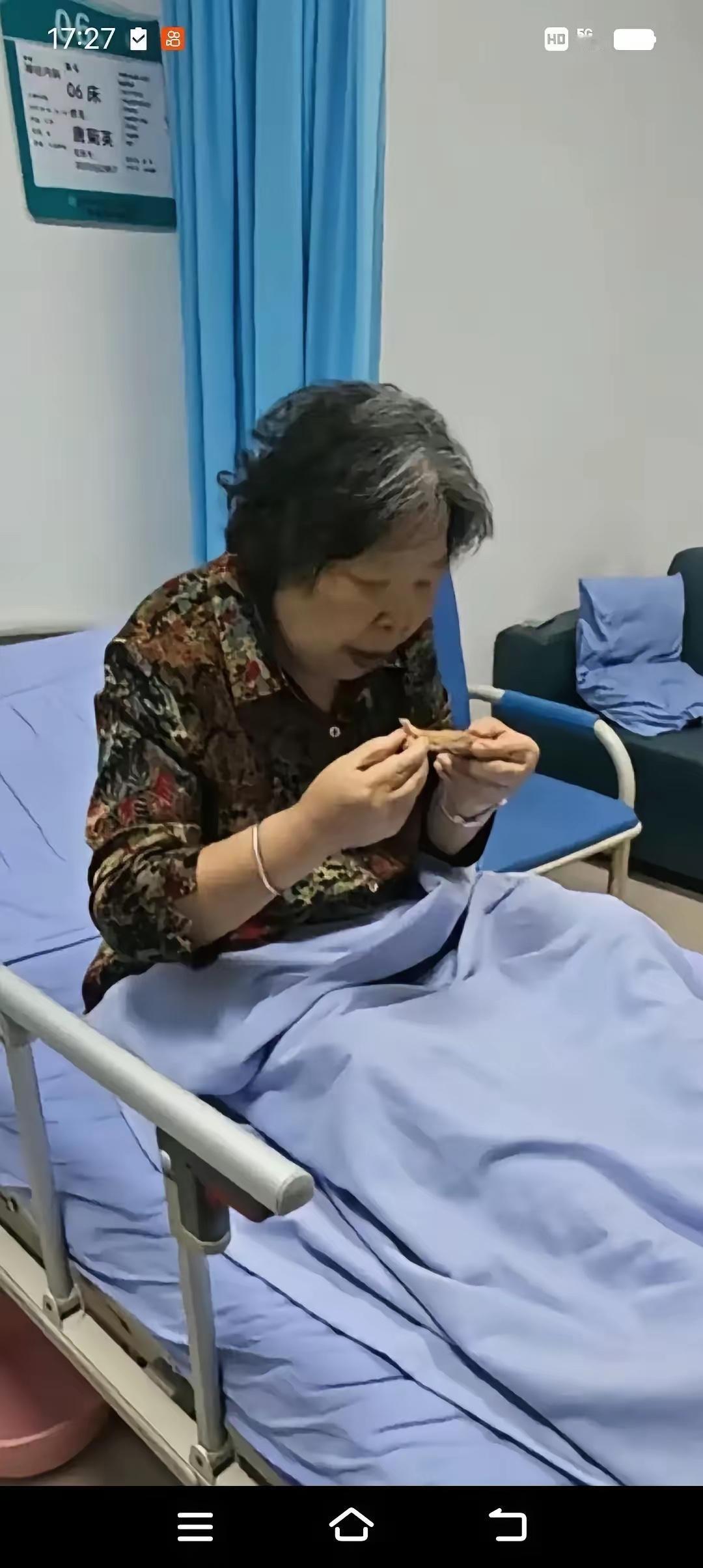 湖北孝感，一段家人拍下的短视频传开了。母亲病危，三天没吃饭，只靠营养针支着，突然