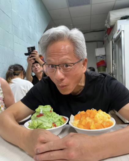 爱妻者风生水起，亏妻者百财不入。63岁黄仁勋的妻子是自己的初恋，也是一生的伴侣。