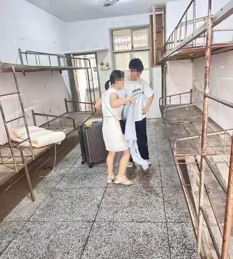 都什么年代了，还有这样的大学宿舍？校长办公室如果也是这样的办公环境，就千万别选