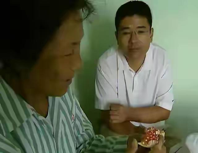 律师儿子割肾救母：他撒了一个谎，让母亲多活了18年2004年3月，一个从