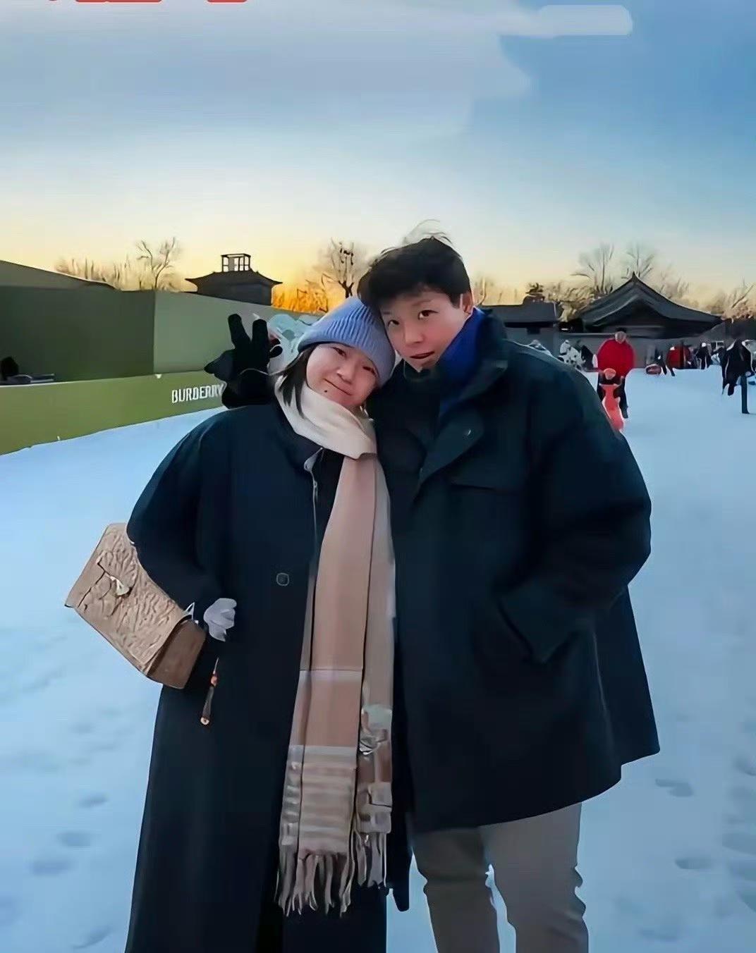 看到全红婵这张合影，突然愣了一下。记忆中那个奶声奶气地说着“我比赛的奖金要给妈