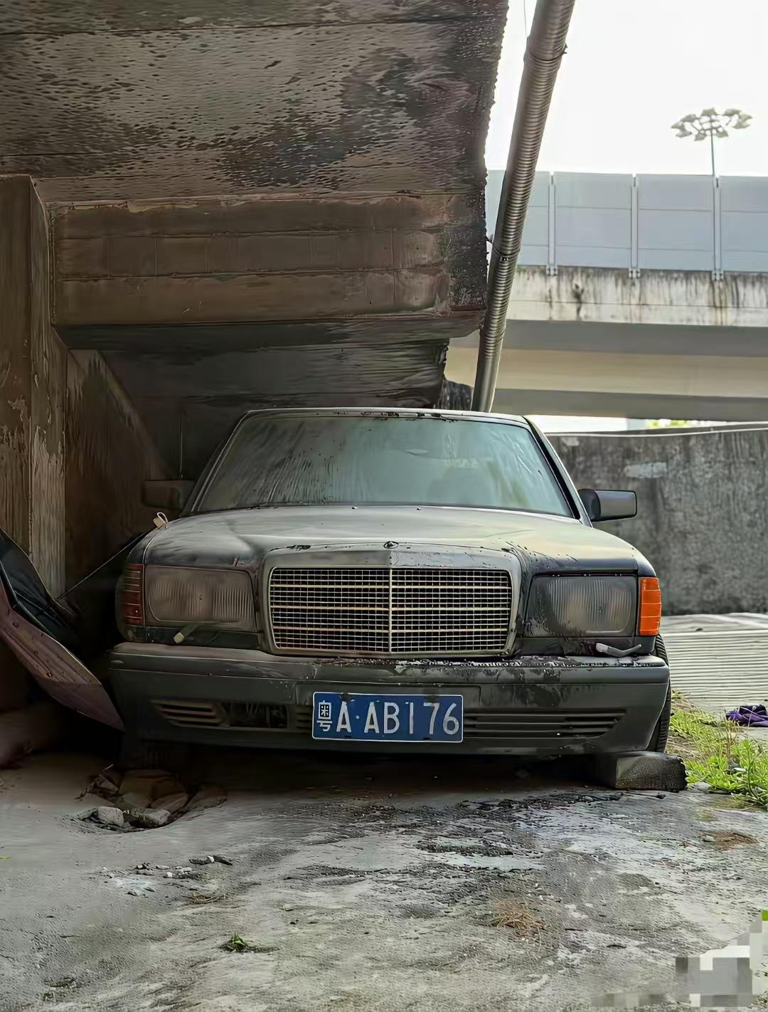 广州桥底下这台奔驰，居民讲放了20年了。就好比路边的一棵树，你把他碰断立马就有人