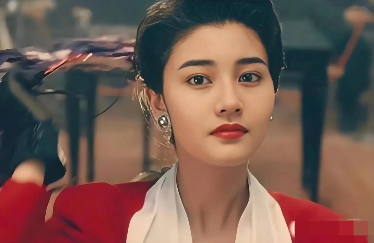 按理来说曾黎和李嘉欣应该是同级别的大美女，但为什么李嘉欣的美大家都认同，曾黎却有