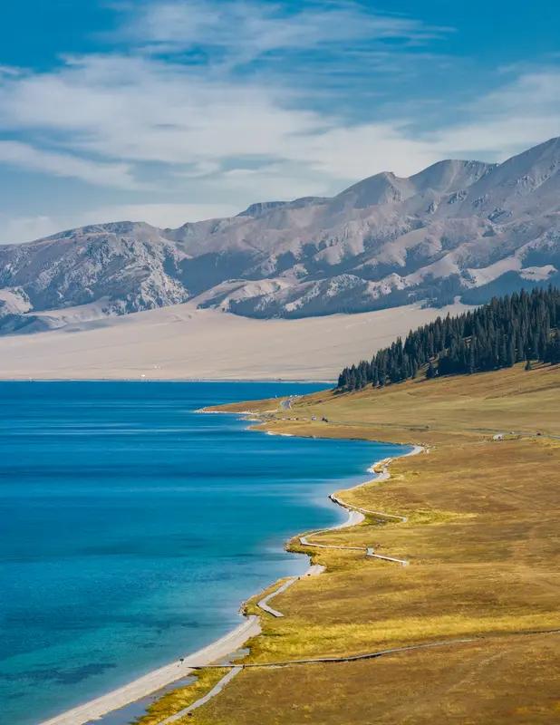 提到新疆，大多数人脑海里会浮现诗意的阿勒泰、湛蓝的赛里木湖、古老的喀什古城。但新