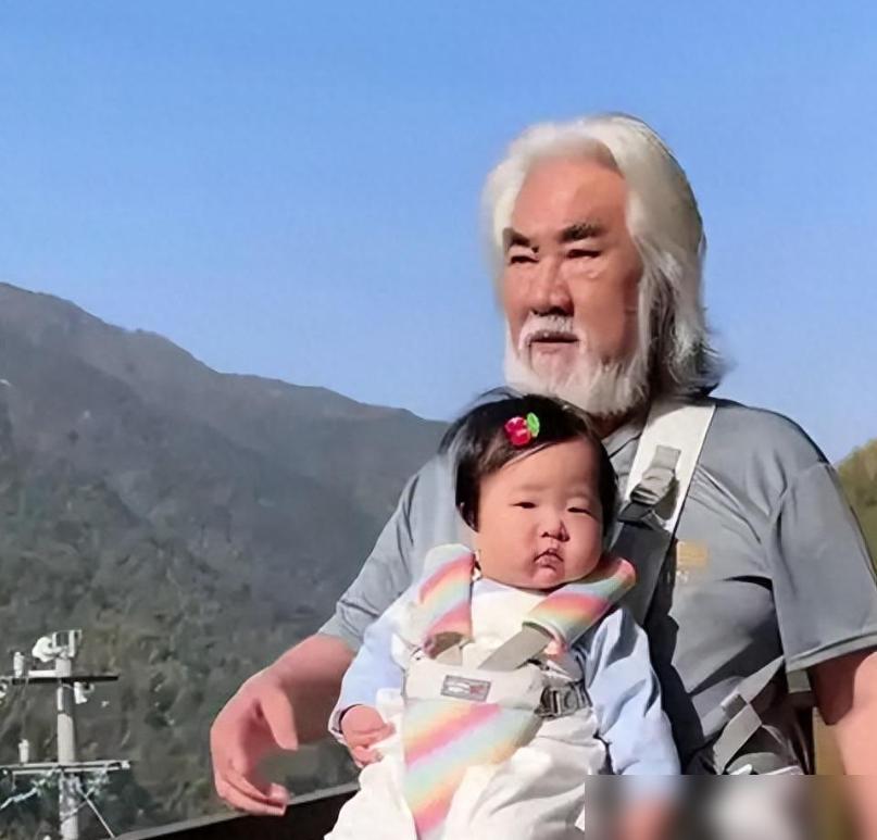 这家人又上热搜了。这次是因为给一岁女儿过生日。评论区简直没法看。连小孩子