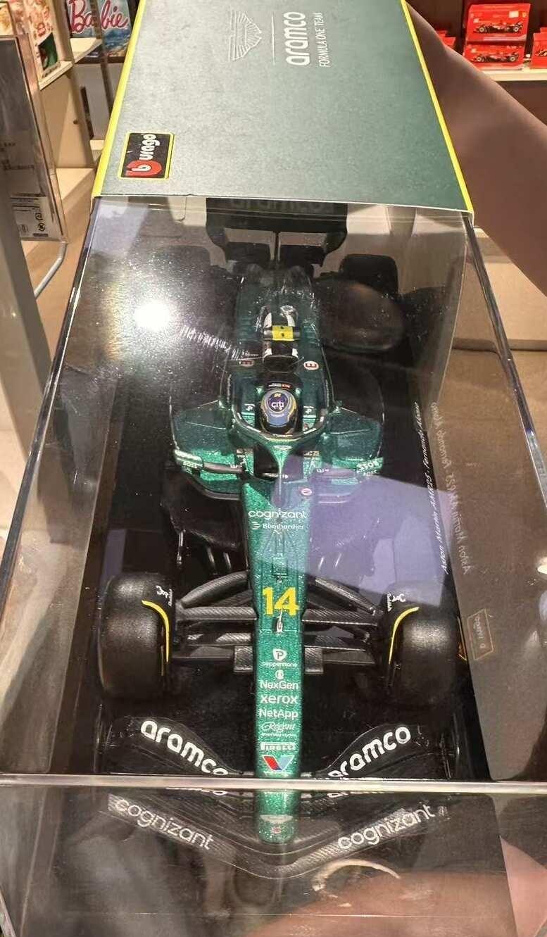 这车模是真的帅F1八倍镜看F1小车模大世界小比例车模这车有点帅